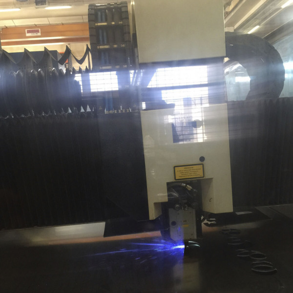 Corte metal con láser en la fábrica de Bysteel