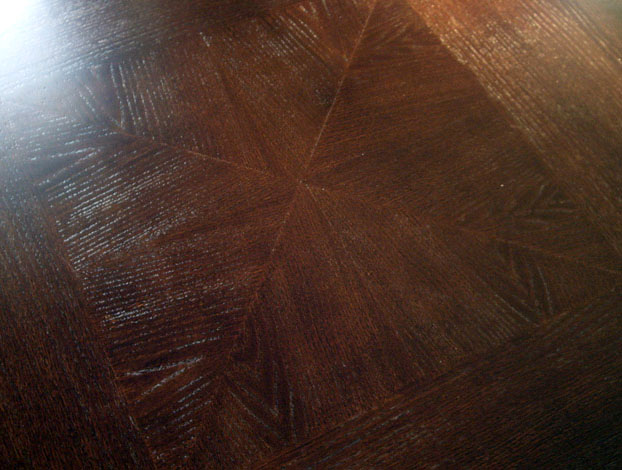 Roble acabado nogal oscuro y marquetería Roble acabado nogal oscuro y marquetería