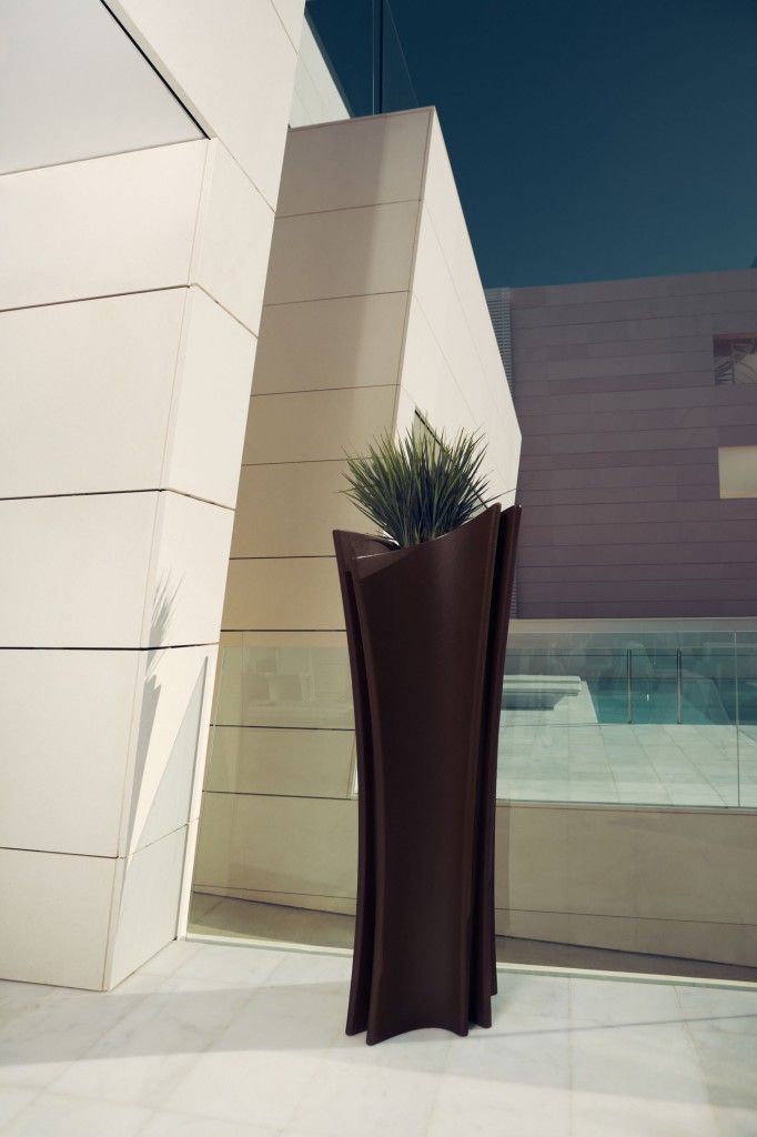 Maceta ALMA diseñada por Studio A-CERO (Joaquín Torres y Rafael Llamazares) para VONDOM Maceta ALMA diseñada por Studio A-CERO (Joaquín Torres y Rafael Llamazares) para VONDOM