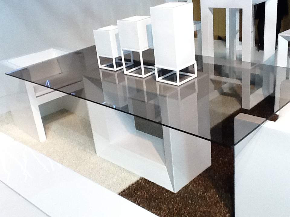 Mesa y butacas comedor colección VELA de VONDOM Mesa y butacas comedor colección VELA