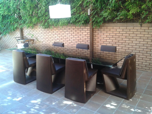 Conjunto REST de VONDOM de 3 x 1,2 con 8 sillas en bronce