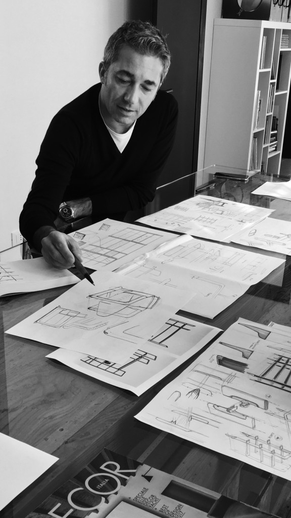 Leonardo Dainelli trabajando en varios bocetos de mobiliario