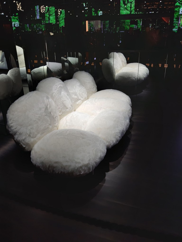 Edra y sus famosos sofás presentados en Milán 2019