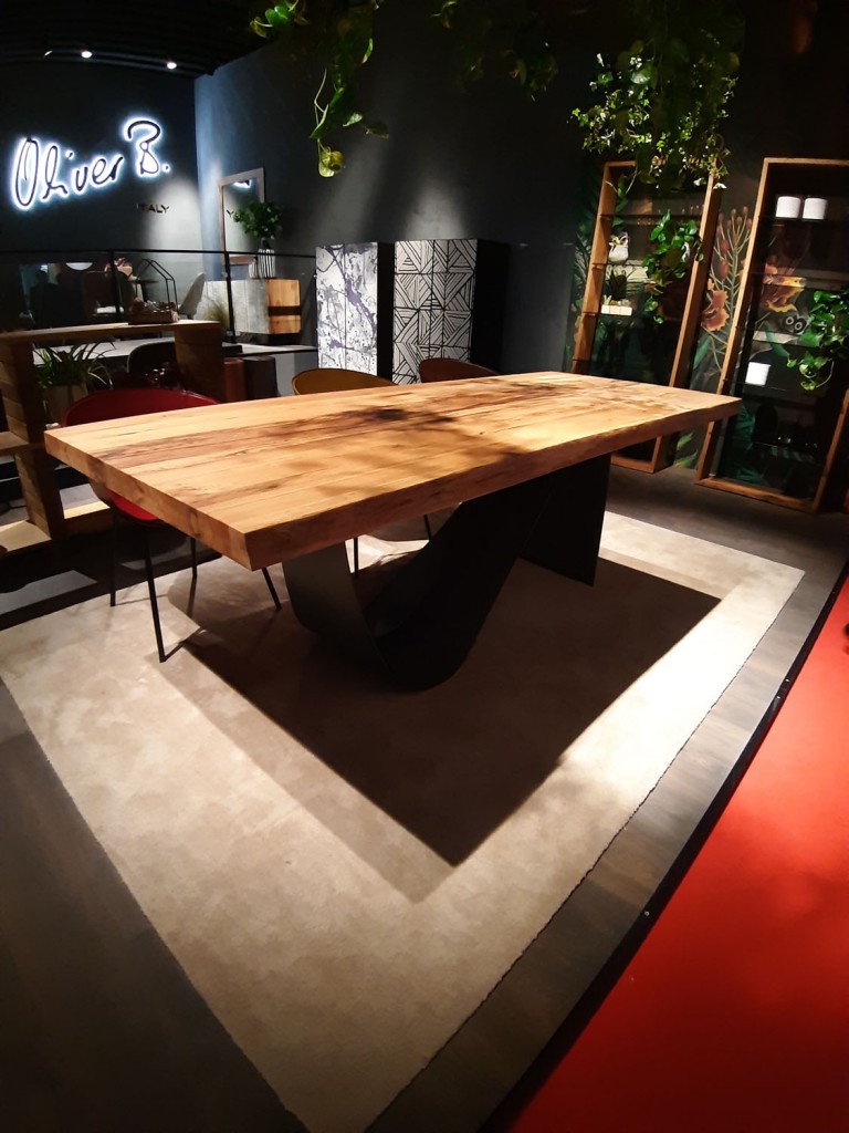 Mesa de madera Oliver B presentada en Milán 2019