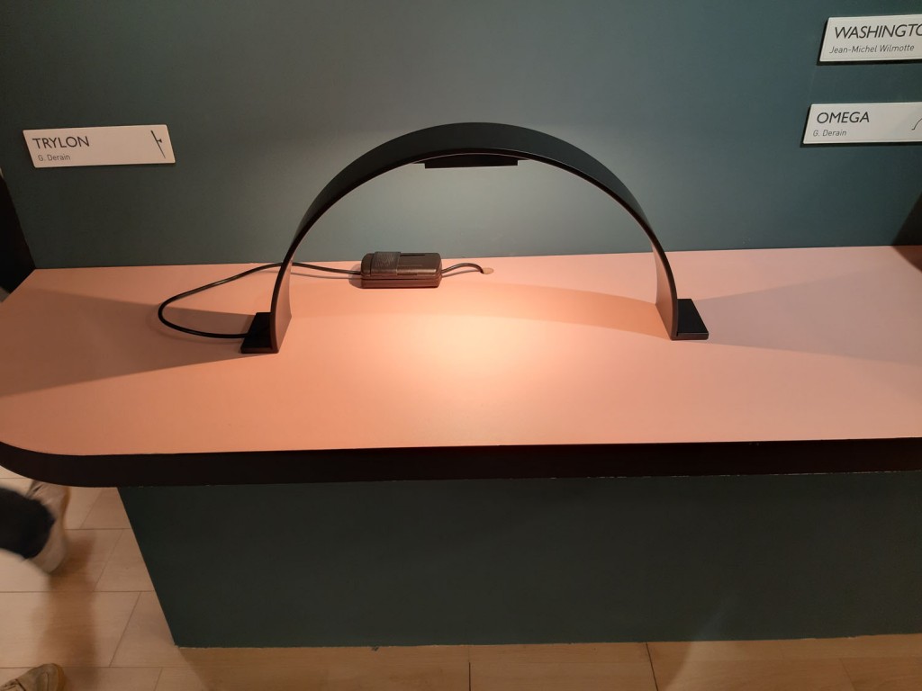 Original lámpara de mesa Lumen Center en Euroluce 2019