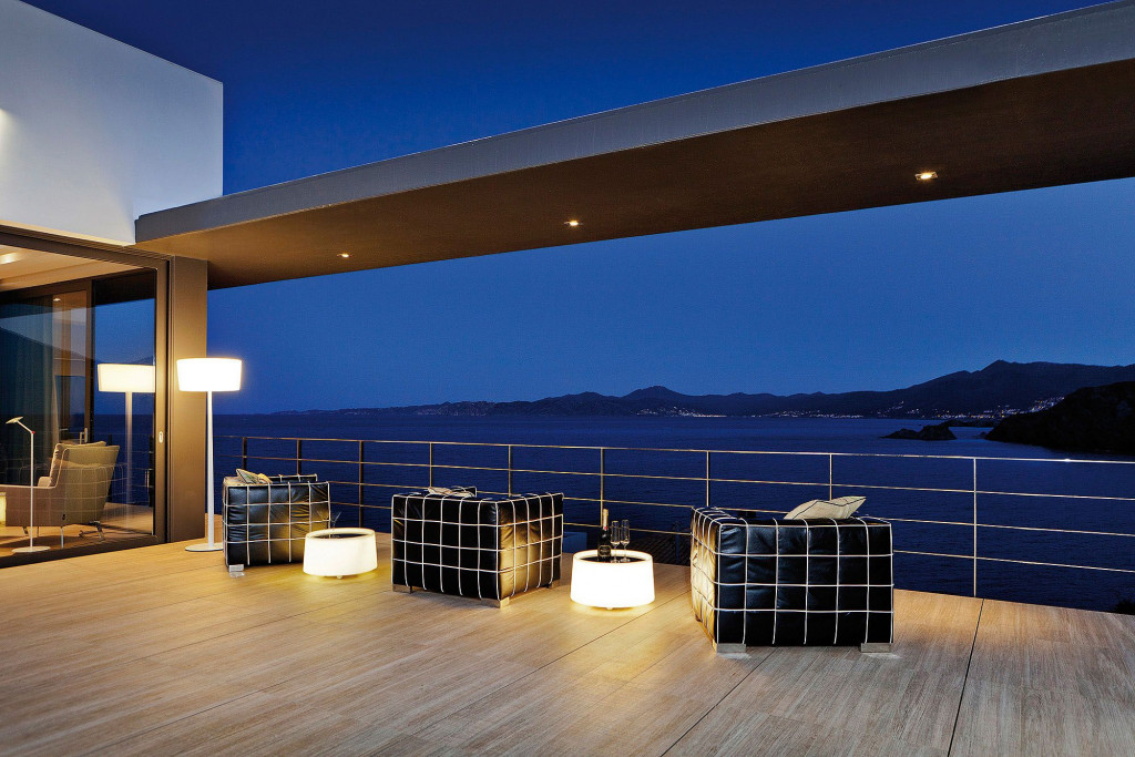 Lámpara de pie y mesa Dot para exteriores en ambiente de hostelería.