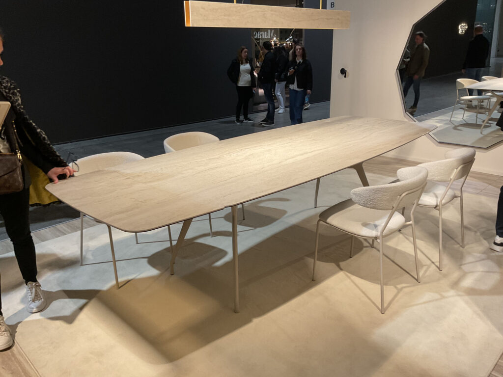 Mesa extensible Arkos Shaped de Sovet Italia en la Feria del Mueble de Milán 2025