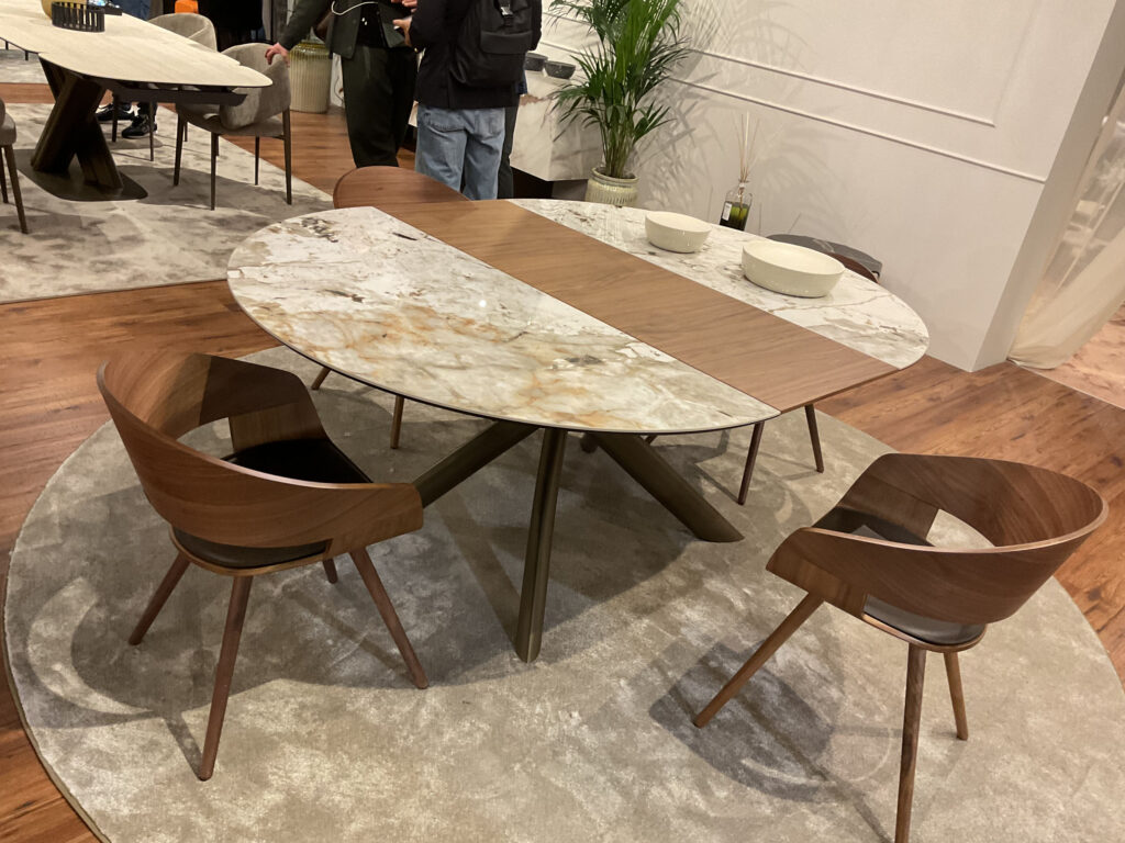 Mesa extensible de la firma Tonin Casa en la Feria del Mueble de Milán 2025