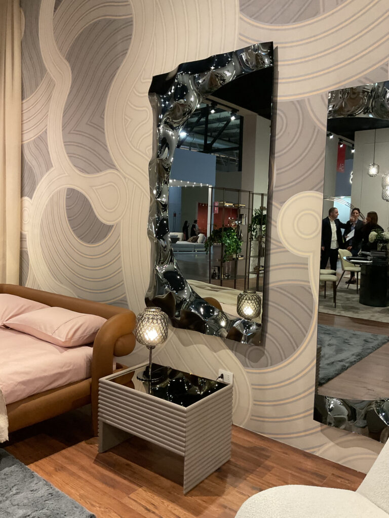Espejo de pared de Tonin Casa en la Feria del Mueble de Milán 2025