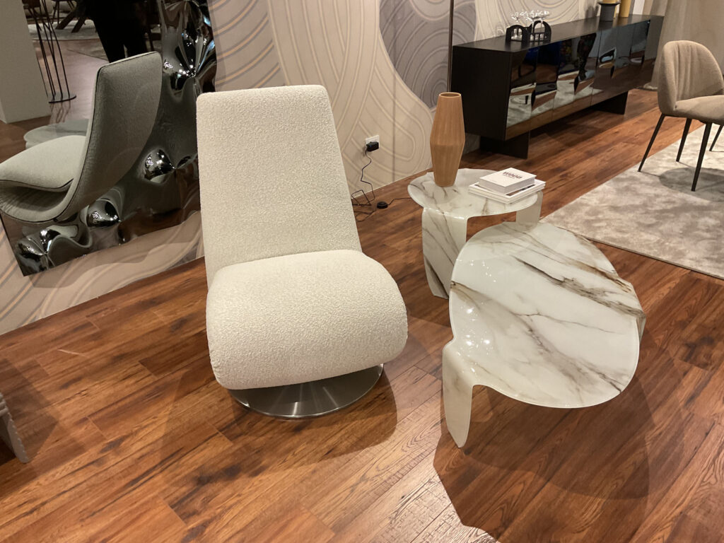 Chaiselongue y mesita de centro de Tonin Casa en la Feria de Milán 2025