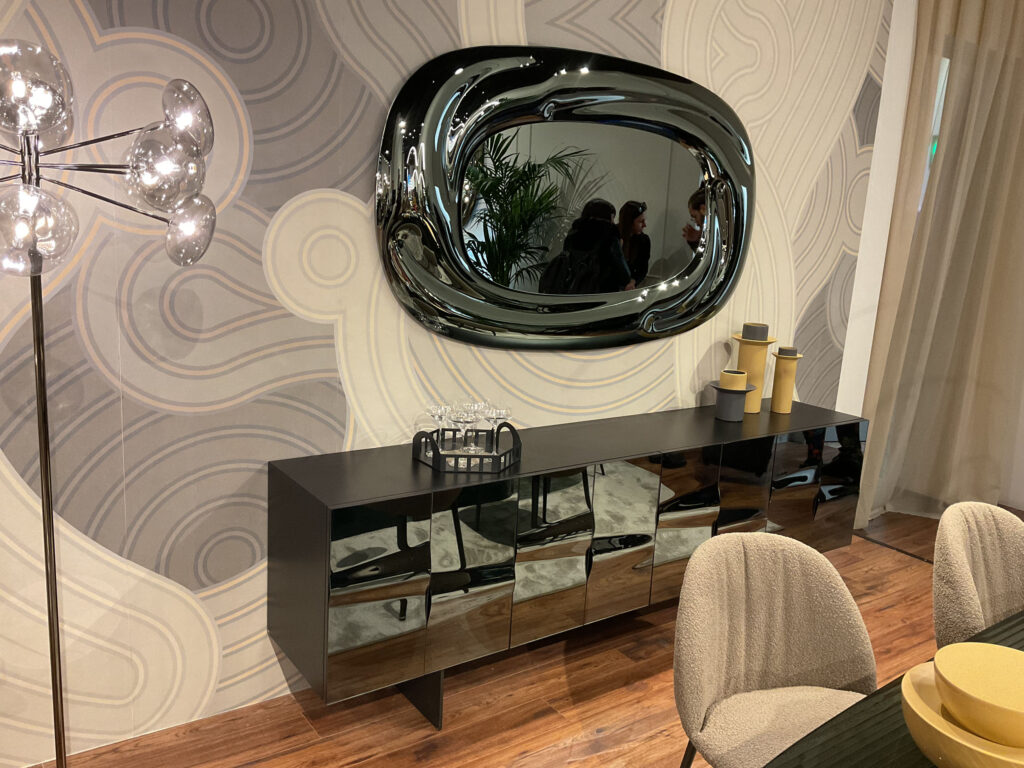 Espejo y aparador de la firma Tonin Casa en la Feria del Mueble de Milán 2025