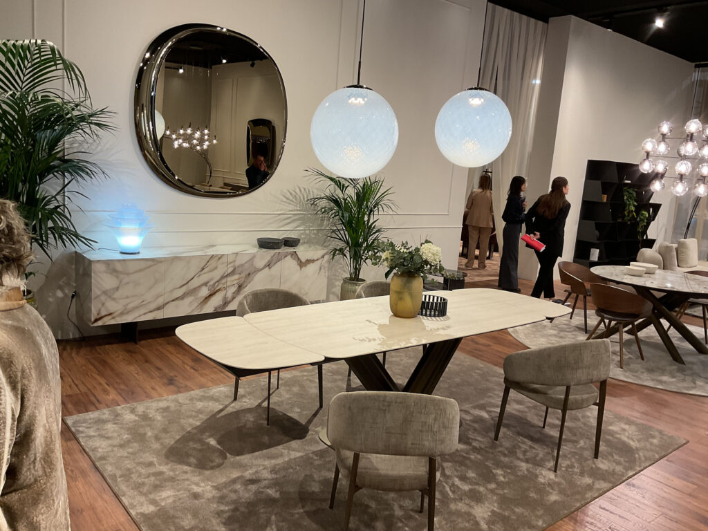 Mesa extensible, lámparas y espejo de Tonin Casa en la Feria del Mueble de Milán 2025