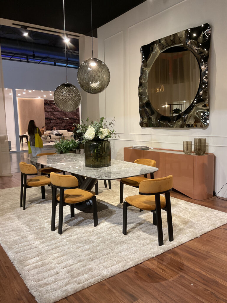 Mesa, lámparas y espejo de Tonin Casa en la Feria del Mueble de Milán 2025
