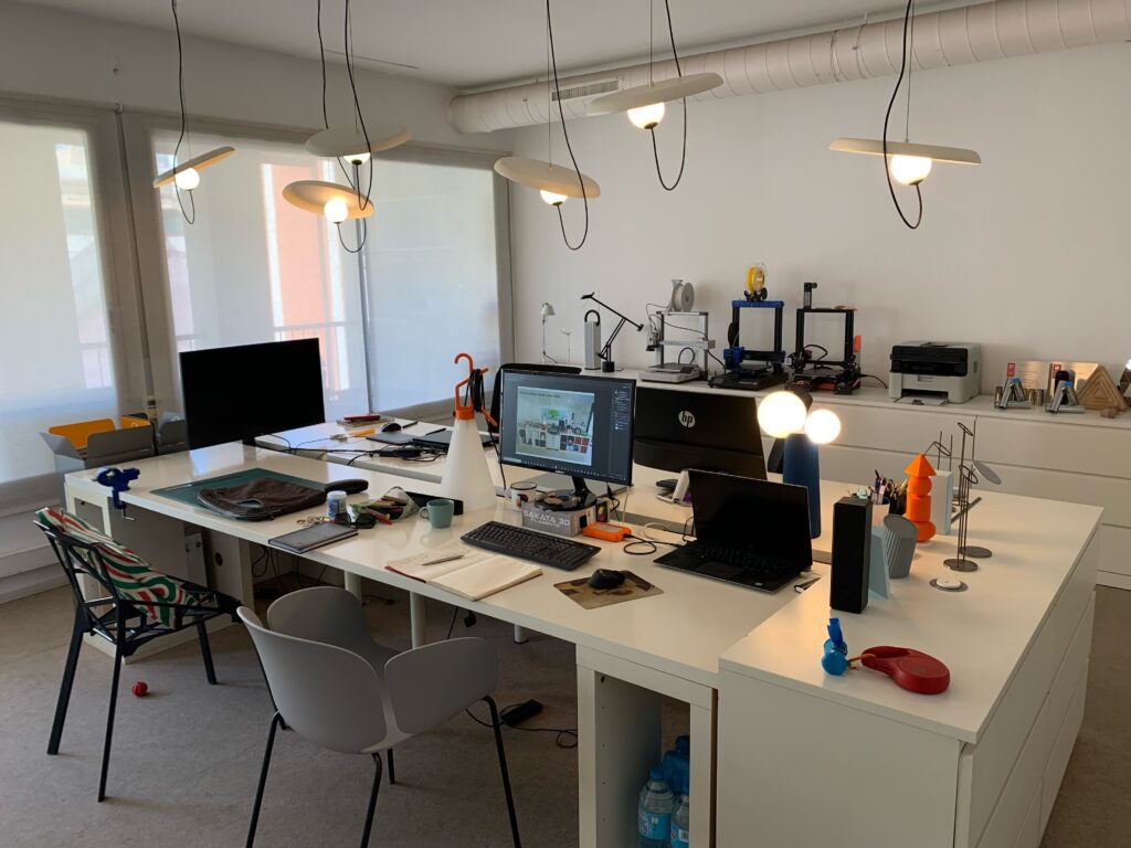 Estudio de Jordi en Barcelona con lámpara de suspensión Wire de Milan Iluminación