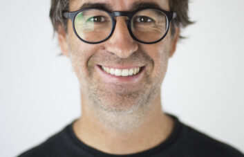 Retrato del diseñador Héctor Serrano