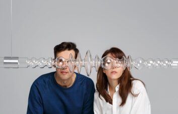 Marta Alonso e Imanol Calderón, fundadores de Mayice Studio, junto a una pieza de diseño en vidrio.